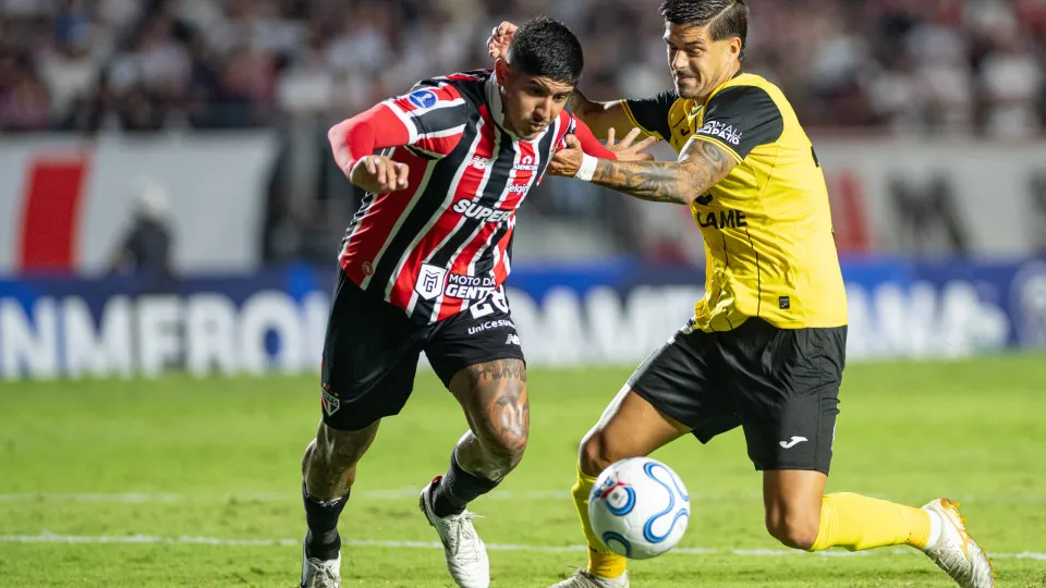 Artur faz o 1°, São Paulo melhora após vaias, bate O'Higgins e lidera grupo